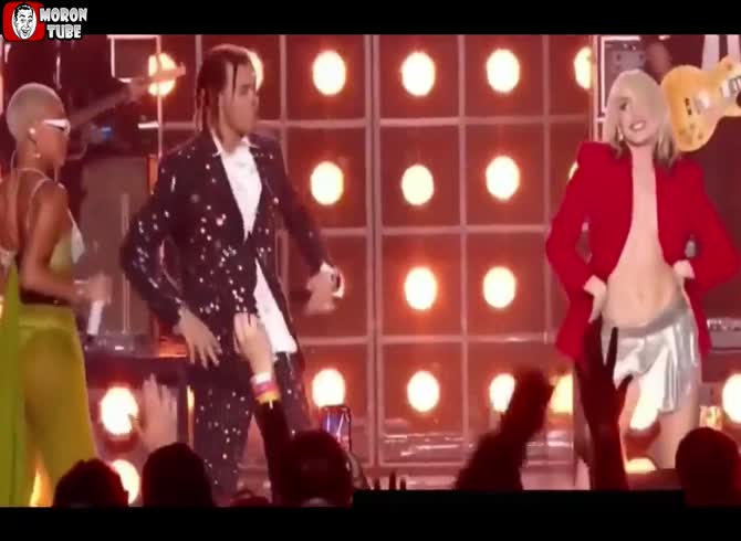 Video :Unfortunately, during a performance, Miley Cyrus loses her top